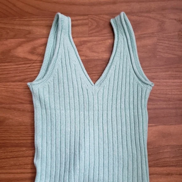 GUESS SLEEVELESS V-NECK TANK TOP,GREEN ABYSS - Picture 5 of 5